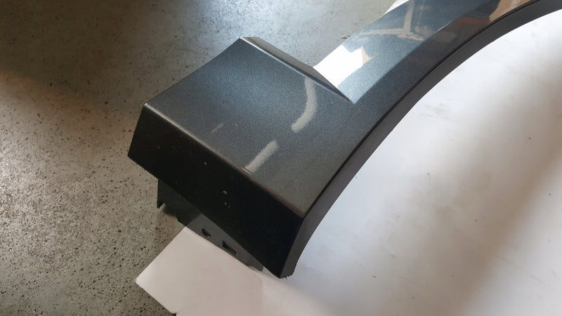 Listwa błotnika przedniego prawa strona AUDI E-TRON 4KE853718A demontaż