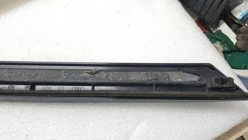 Listwa klapy bagażnika lewy tył AUDI Q3 8U0854815