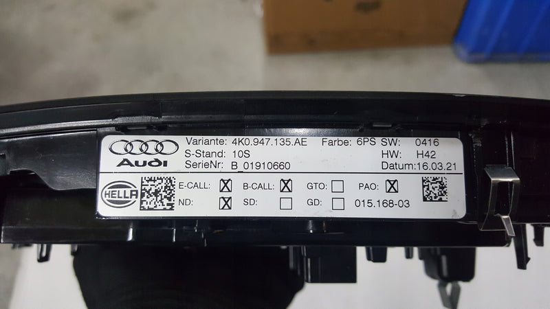 Lampka podsufitki AUDI 4K0947135AE demontaż