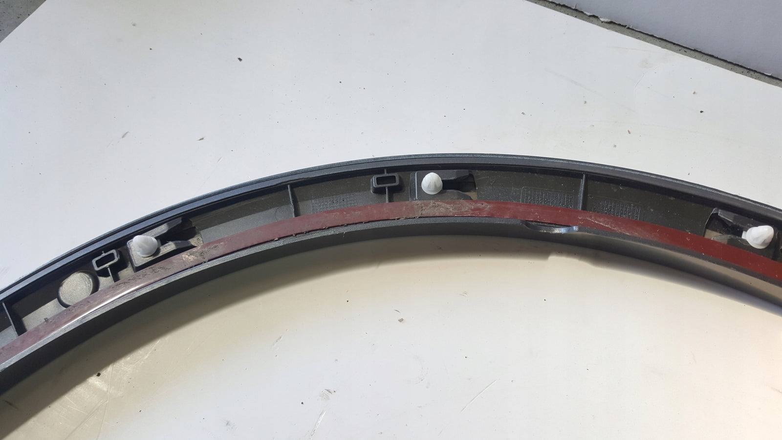 Listwa błotnika lewy przód AUDI Q2 81A853717A demontaż