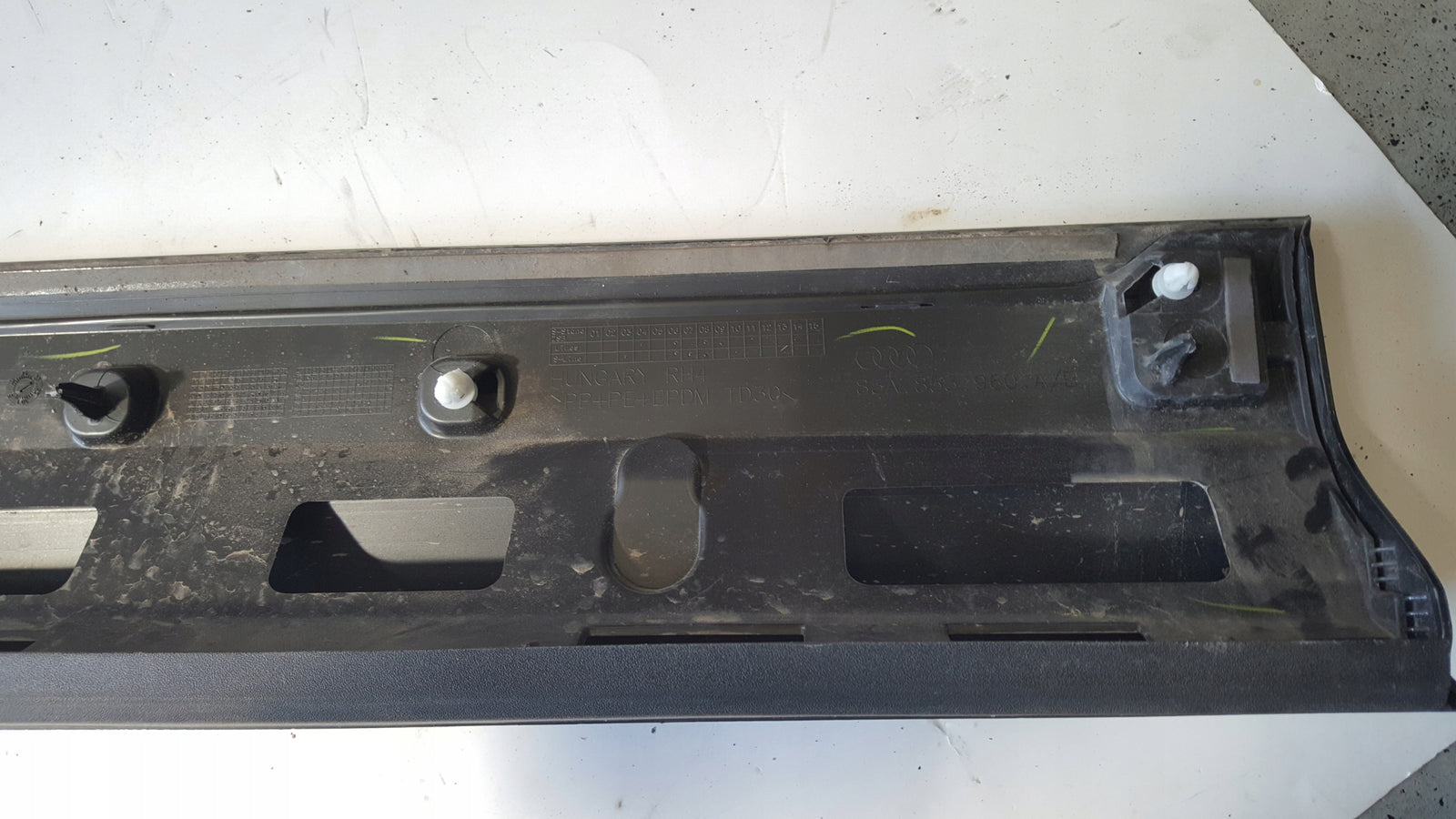 Listwa drzwi prawy przód AUDI Q3 II 83A853960A/B