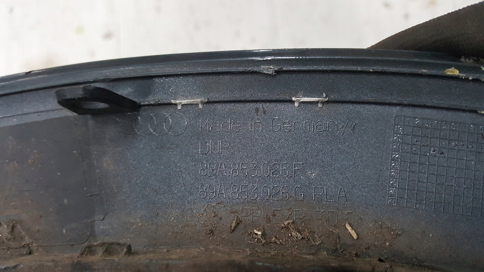 Listwa zderzaka przedniego prawa strona AUDI Q4 e-tron 89A853026F demontaż