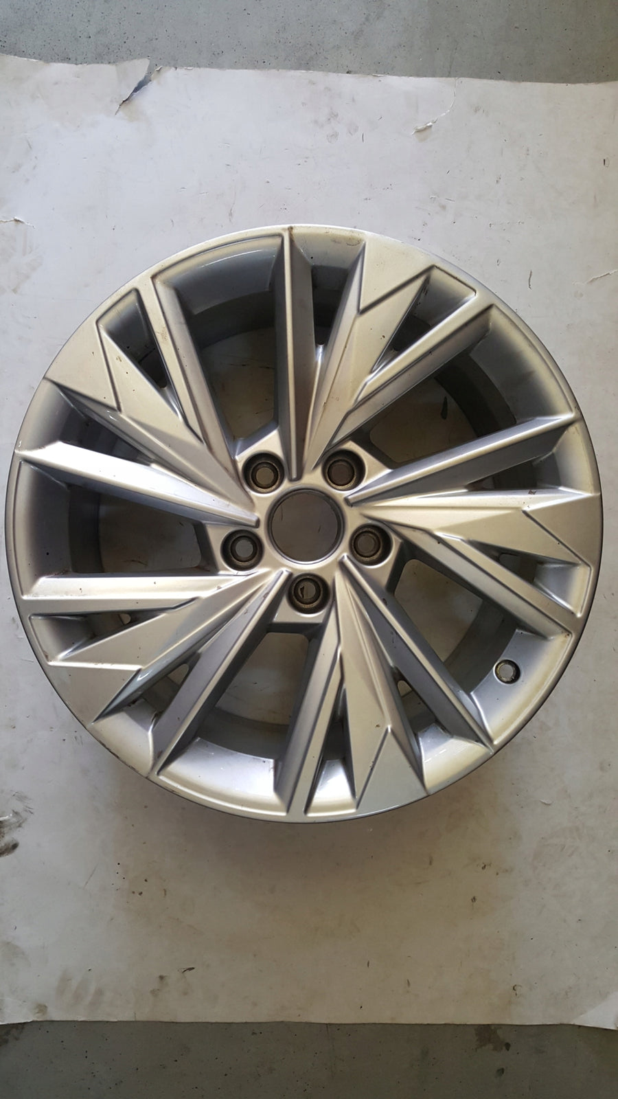 AUDI A3 21^ felga aluminiowa 17 cali 8Y0601025D