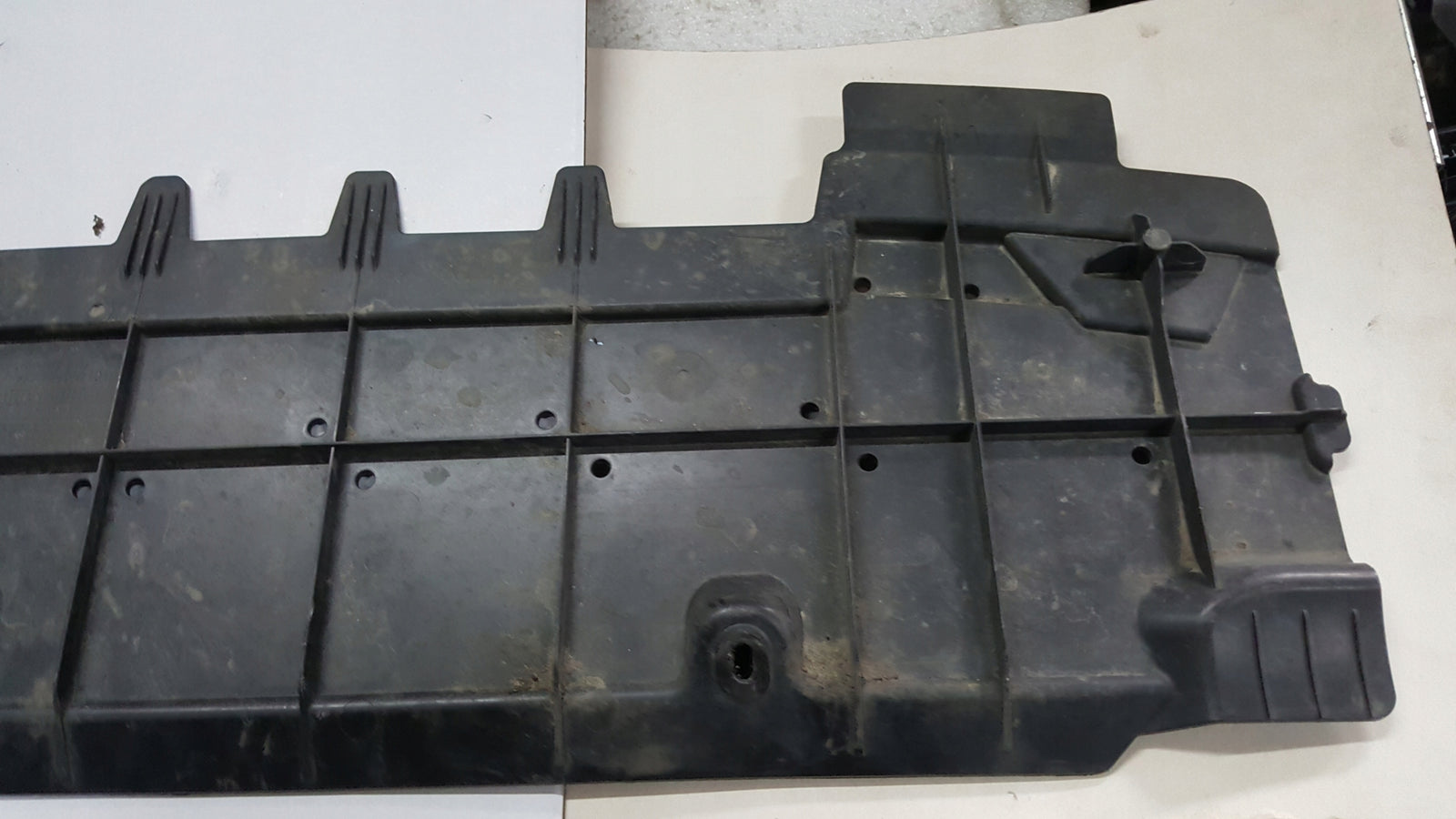 Dolna osłona zderzaka przedniego AUDI Q3 83A807611 demontaż