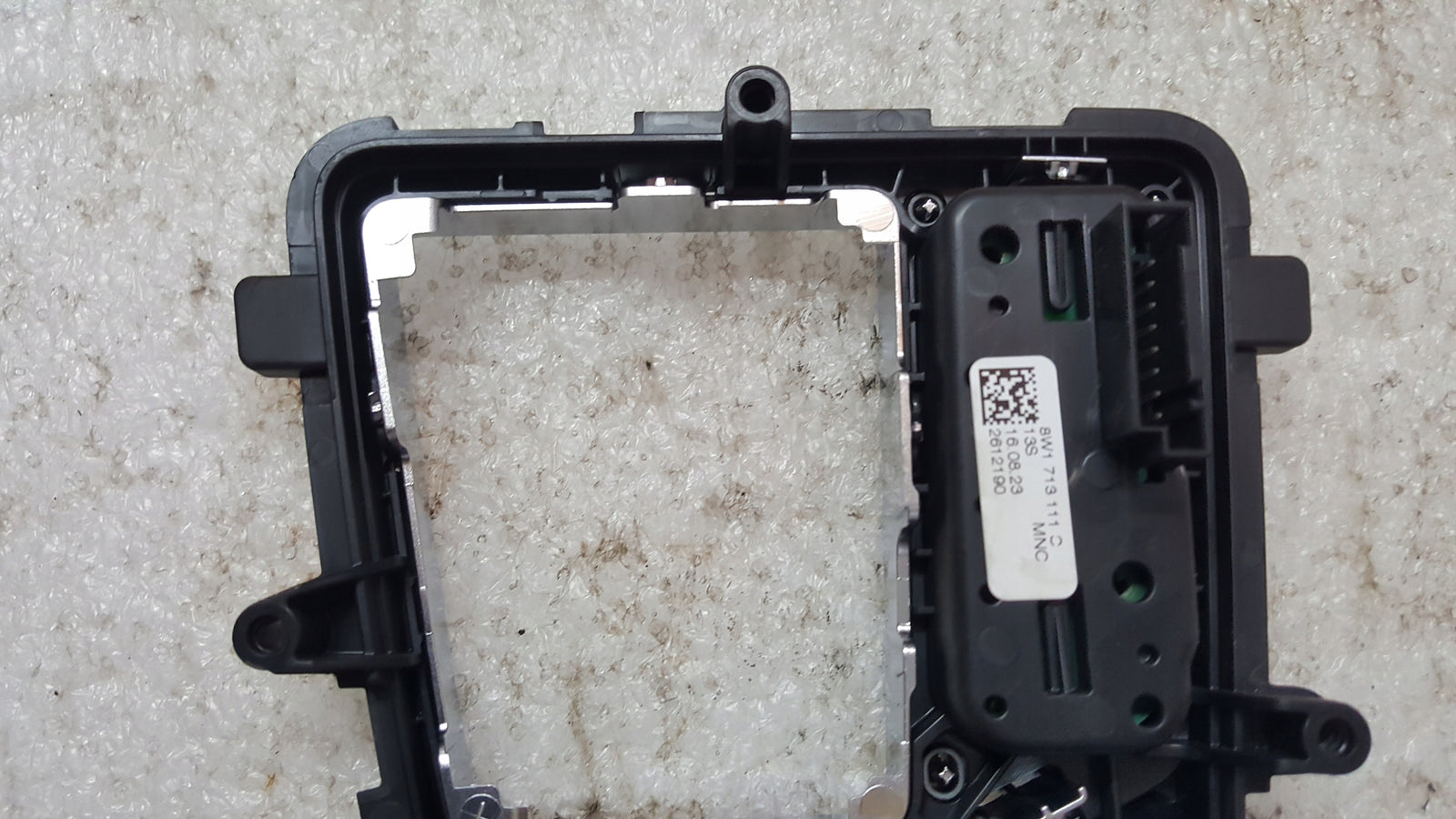 Ramka panel biegów AUDI A4 (B9) A5 8W1713111C demontaż