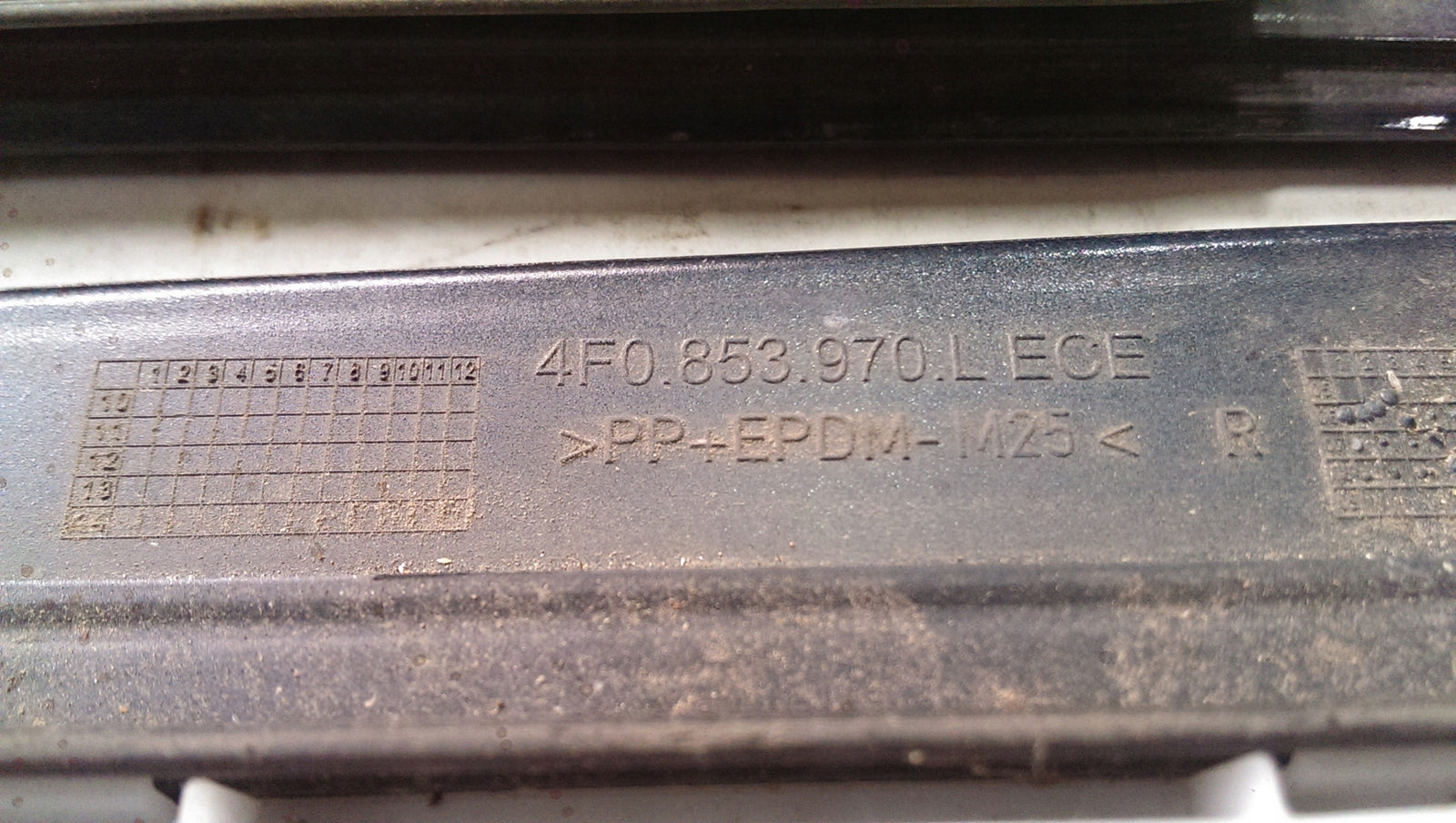 Listwa drzwi PR tył AUDI A6 C6 4F0853970L demontaż