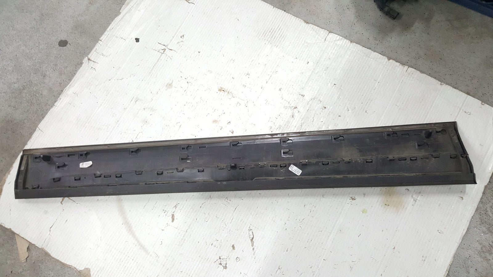 Listwa drzwi prawy przód AUDI Q5 80A853960A demontaż