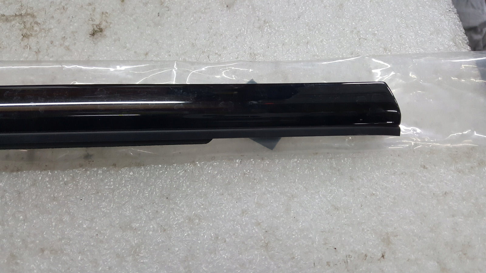 Listwa zgarniająca prawy przód AUDI A4 (B9) RS4 8W0853284D demontaż