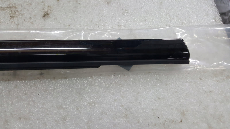 Listwa zgarniająca prawy przód AUDI A4 (B9) RS4 8W0853284D demontaż