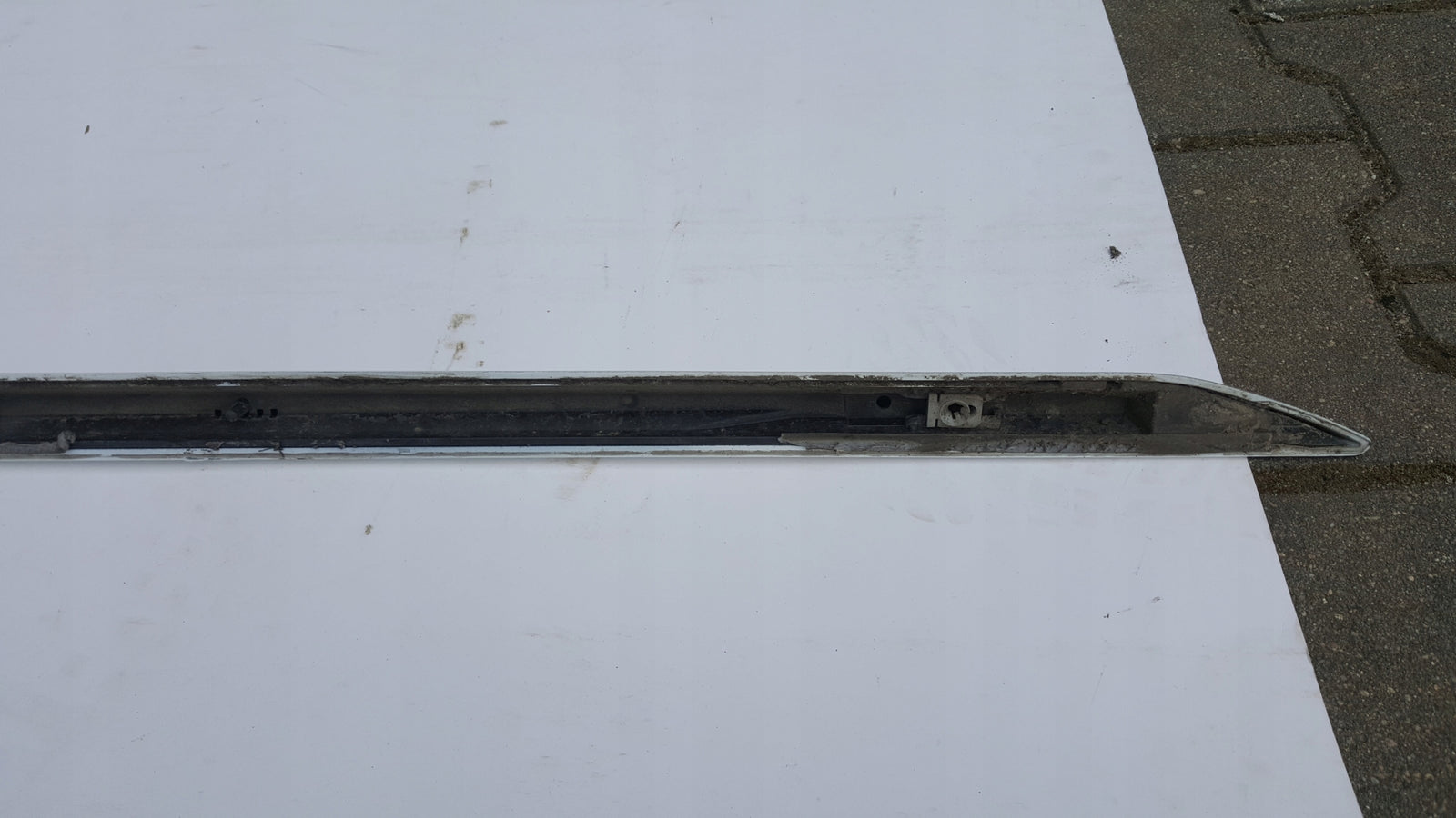 Listwa progowa prawa strona AUDI A4 (B9) 8W0853932A demontaż