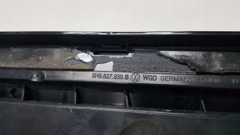 Listwa spoiler klapy bagażnika lewa strona VW GOLF VIII 5H9827939B