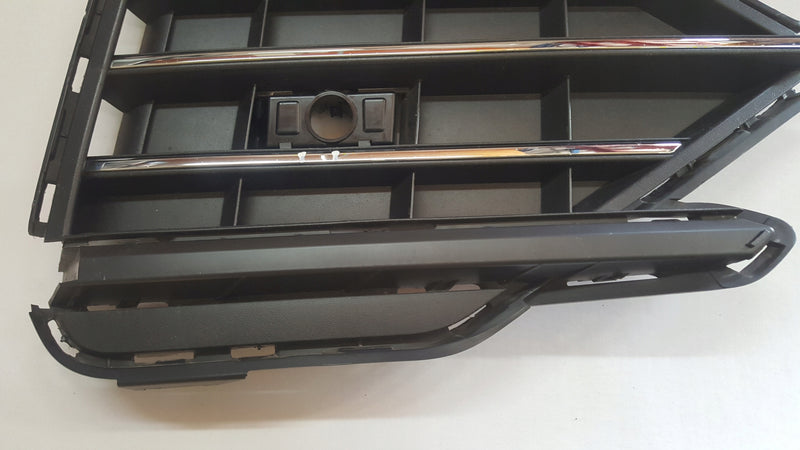 Kratka zderzaka prawy przód VW TOUAREG III 760853666C demontaż