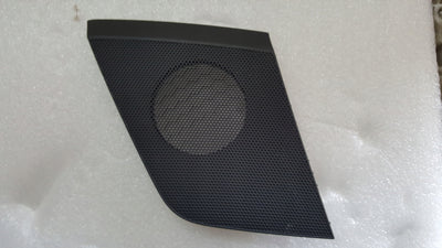 Maskownica osłona głośnika prawa strona AUDI A3 8Y1857228 demontaż
