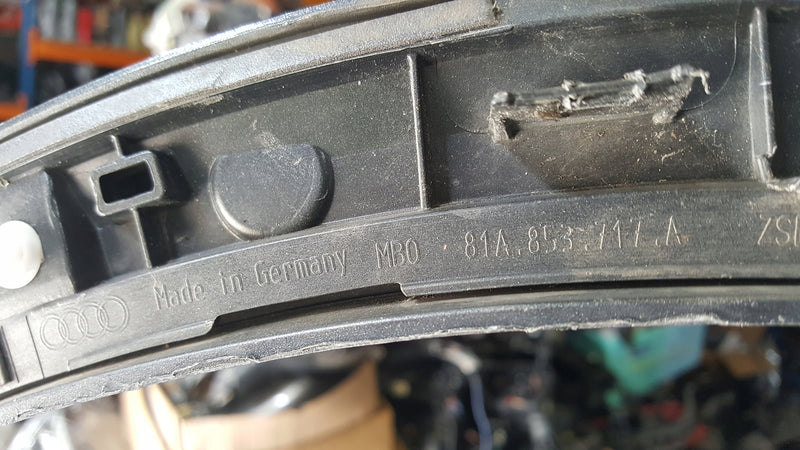 Listwa błotnika lewy przód AUDI Q2 81A853717A demontaż
