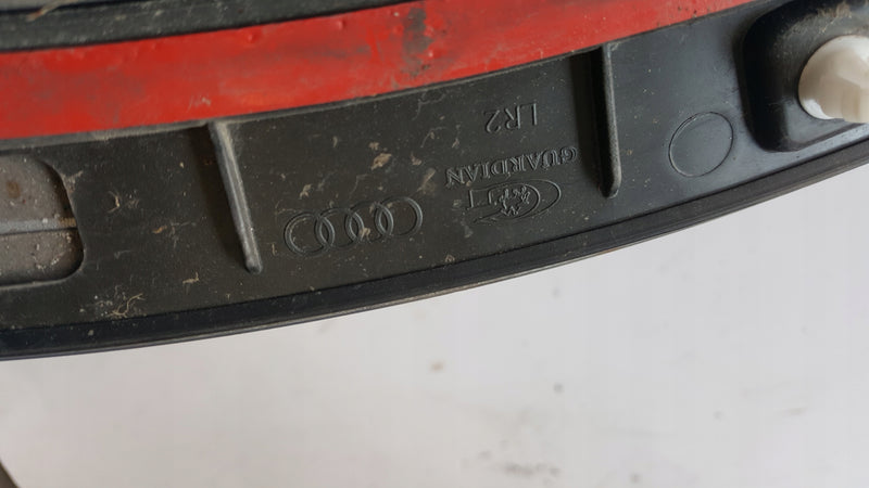 Listwa błotnika prawy przód AUDI Q3 8U0853718A demontaż