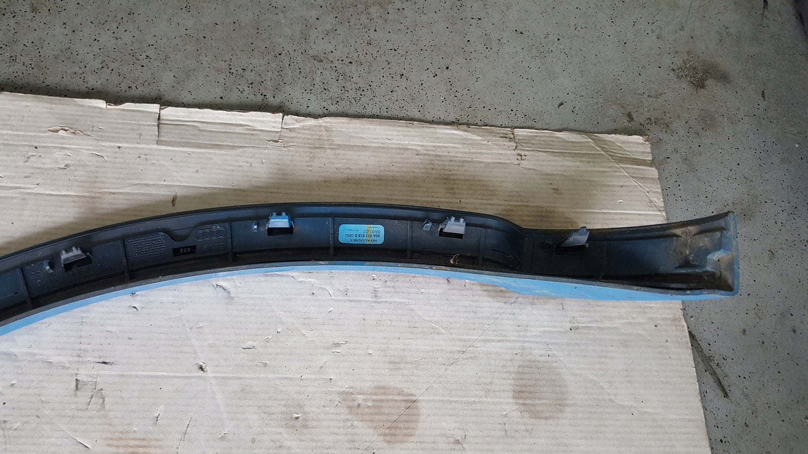 Listwa błotnika prawy tył AUDI Q5 80A853818B demontaż