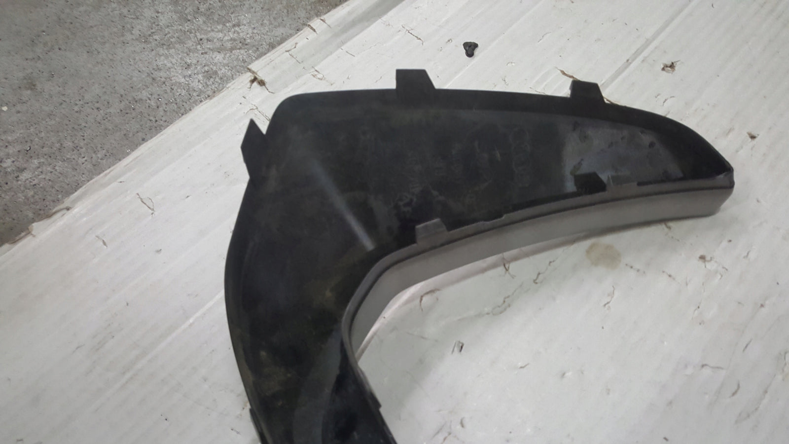 Listwa zderzaka tylnego prawa strona AUDI Q3 83F807968 demontaż