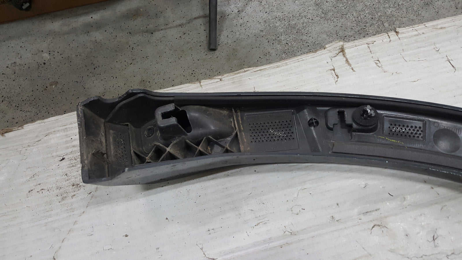 Listwa błotnika prawy tył AUDI Q3 83A853818B demontaż
