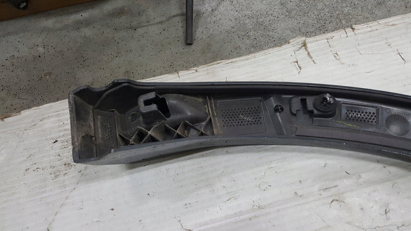 Listwa błotnika prawy tył AUDI Q3 83A853818B demontaż