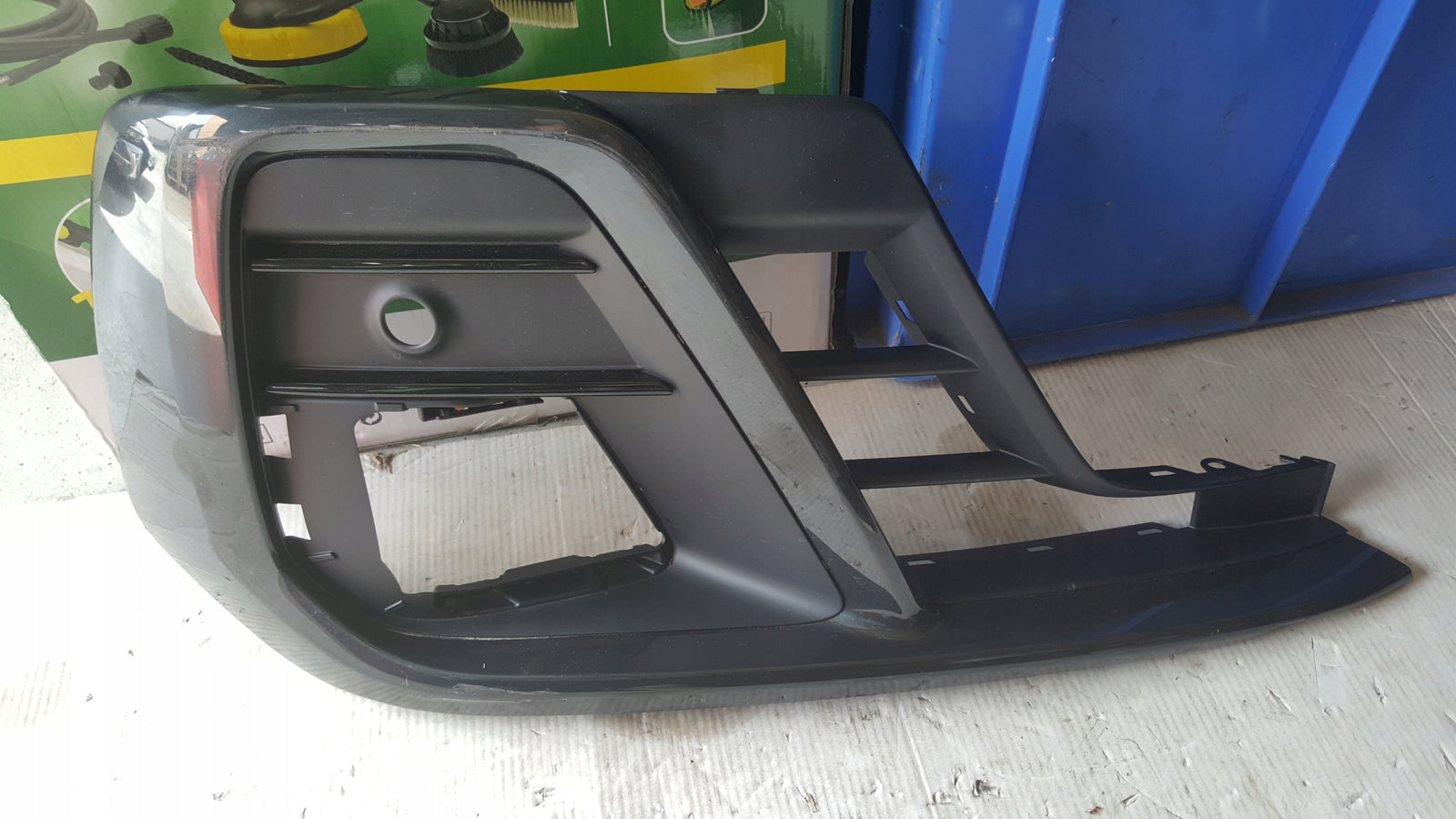 Kratka zderzaka przedniego prawa strona AUDI A8 (D5) 4N0807682 demontaż