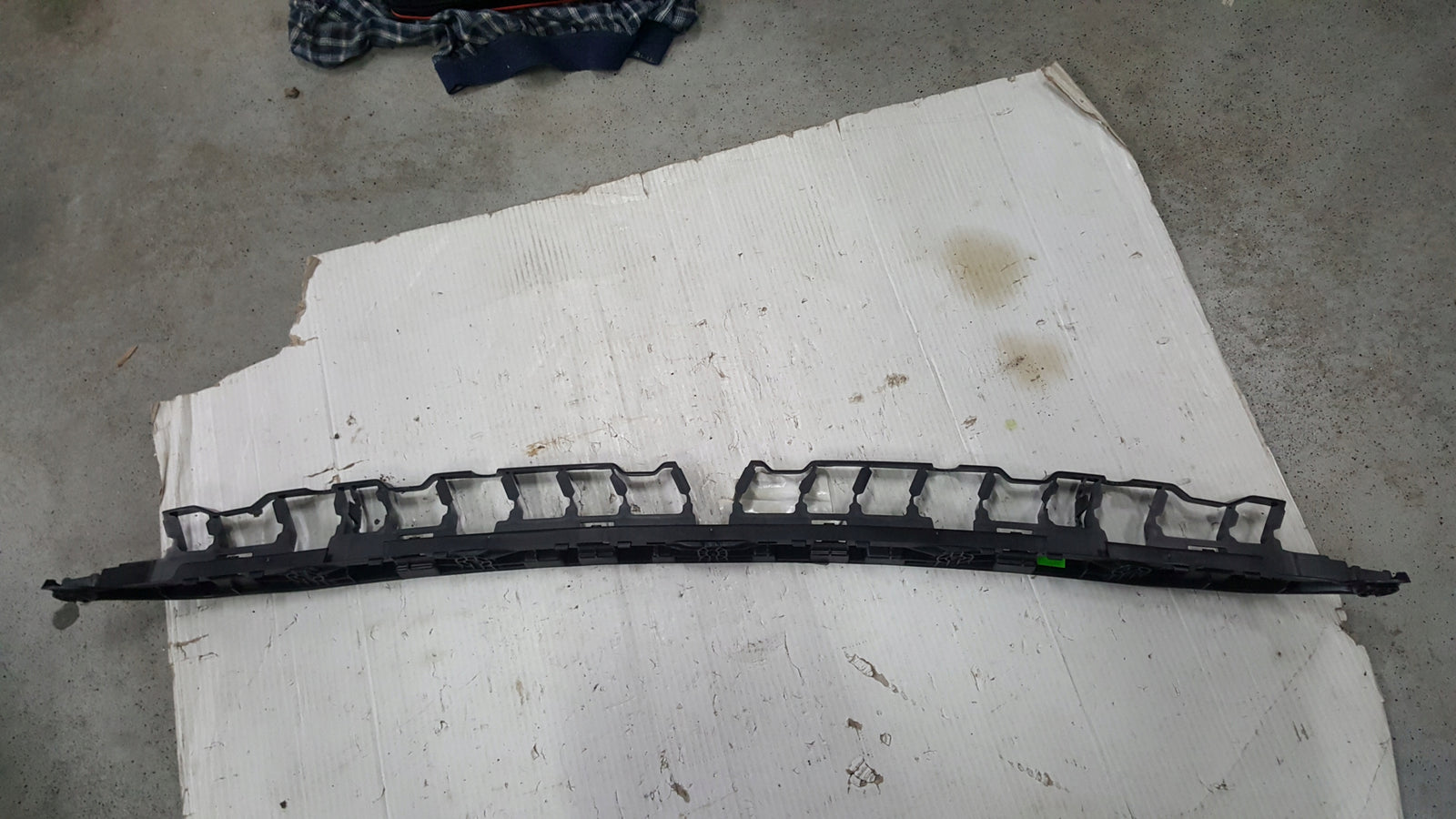 NOWY ORYGINALNY ślizg zderzaka tylnego SKODA OCTAVIA IV kombi 5E7807863