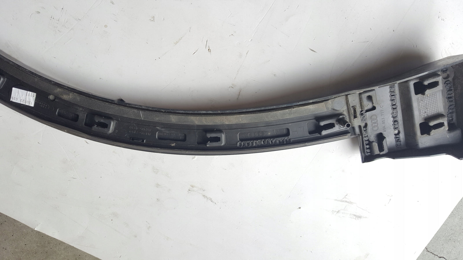 Listwa błotnika lewy przód AUDI Q4 E-TRON 89A853717C demontaż