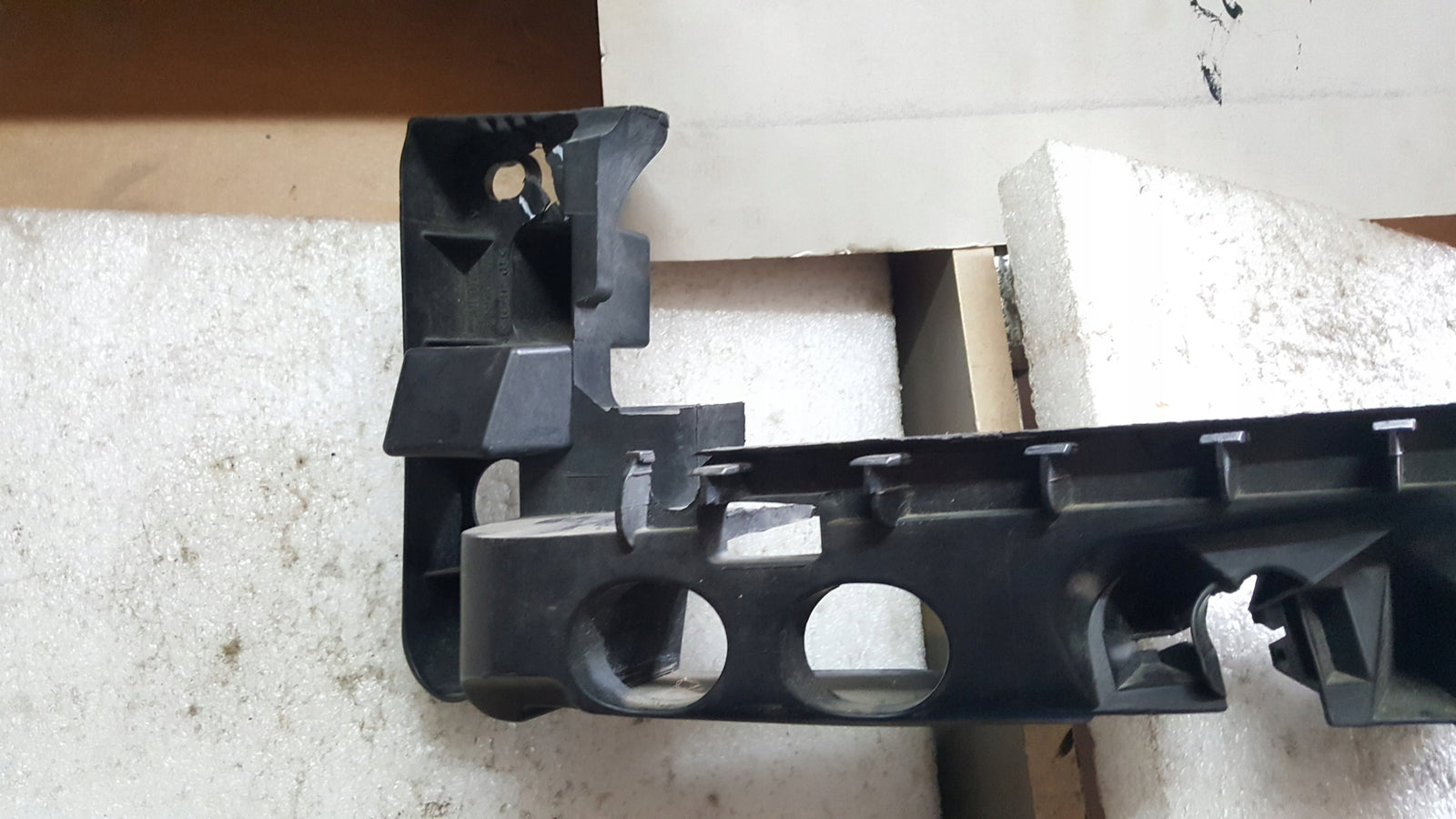 SLIZG MOCOWANIE LAMPY LEWY PRZOD AUDI A3 8P LIFT 2009-2012 8P0805607