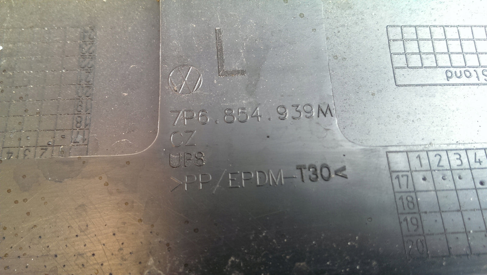 Listwa drzwi lewy przód VW TOUAREG 7P6854939M