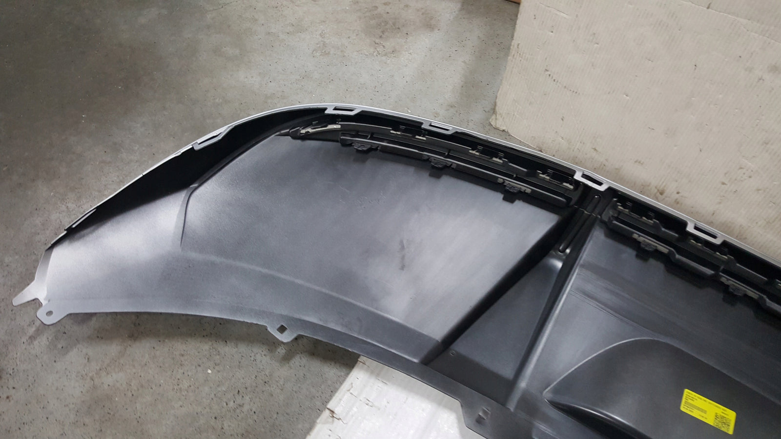 Dokładka spoiler dyfuzor zderzaka tylnego AUDI E-TRON 4KE807835C demontaż