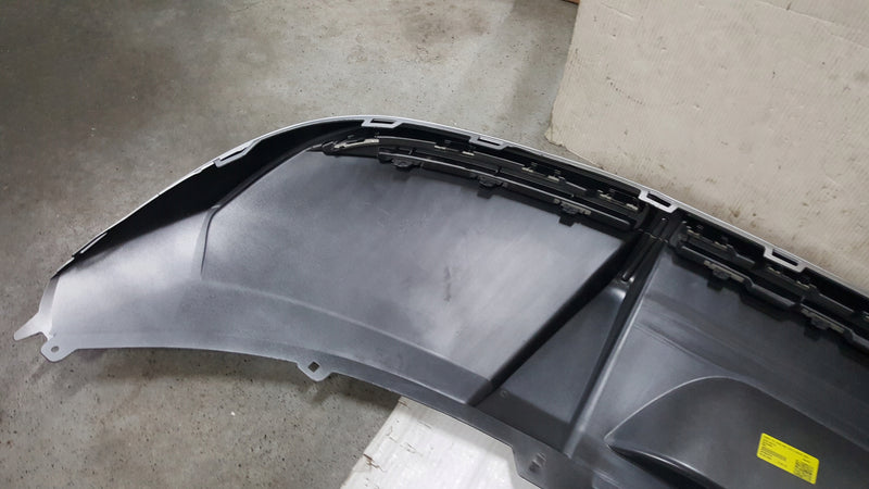 Dokładka spoiler dyfuzor zderzaka tylnego AUDI E-TRON 4KE807835C demontaż