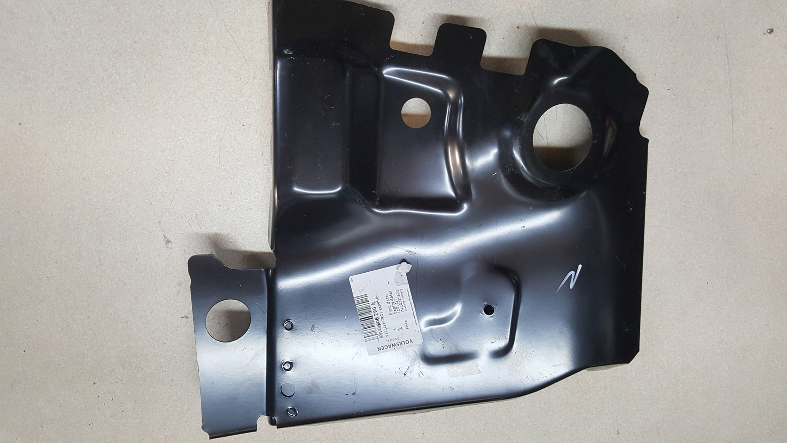 Audi A4 B9 - przednie prawe nadkole, tylne przedłużenie fartucha 8W0806290A