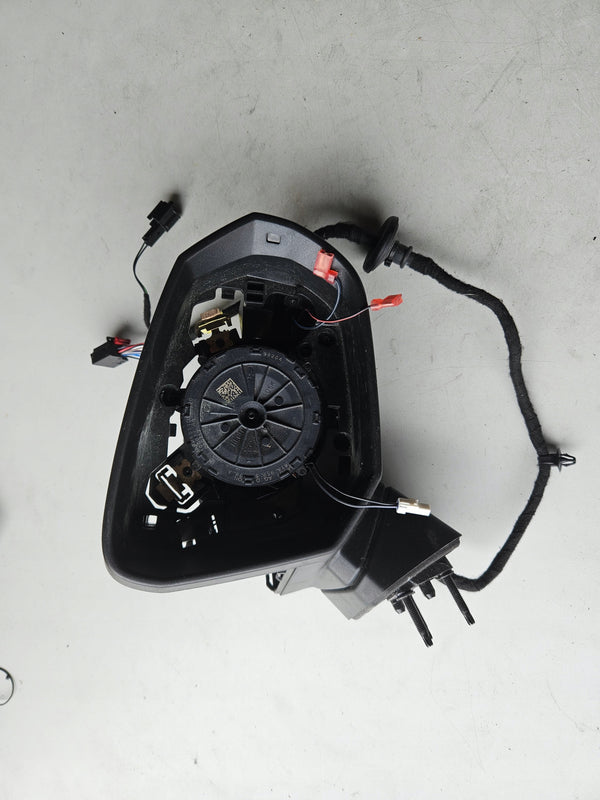 Pr Lusterko zewn AUDI Q2 81B857410C 14 pin+2 IDEAŁ