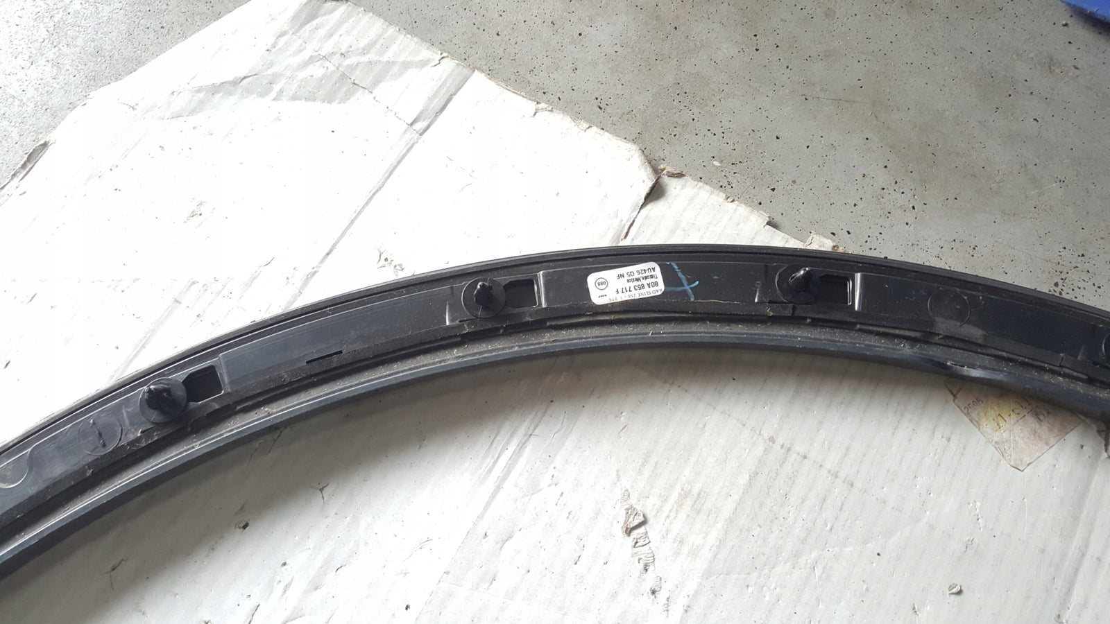 Listwa błotnika lewy przód AUDI Q5 80A853717F demontaż