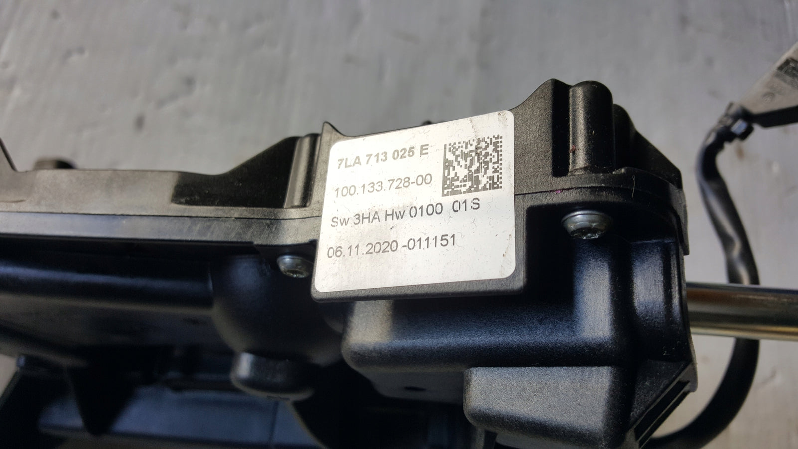 Wybierak lewarek zmiany biegów VW T6 7LA713025E demontaż