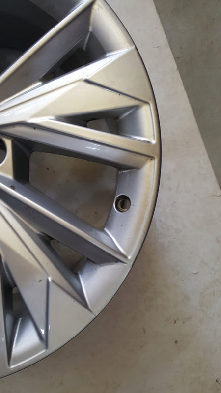 AUDI A3 21^ felga aluminiowa 17 cali 8Y0601025D