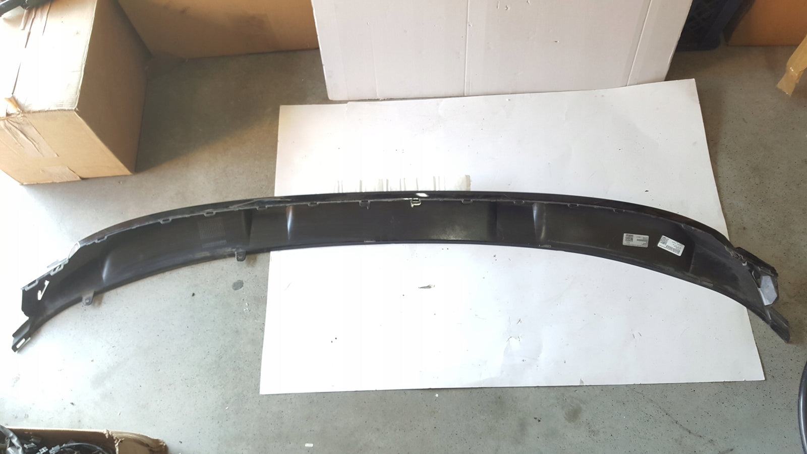 Dokładka spoiler zderzaka przedniego AUDI E-TRON 4KE807733A demontaż