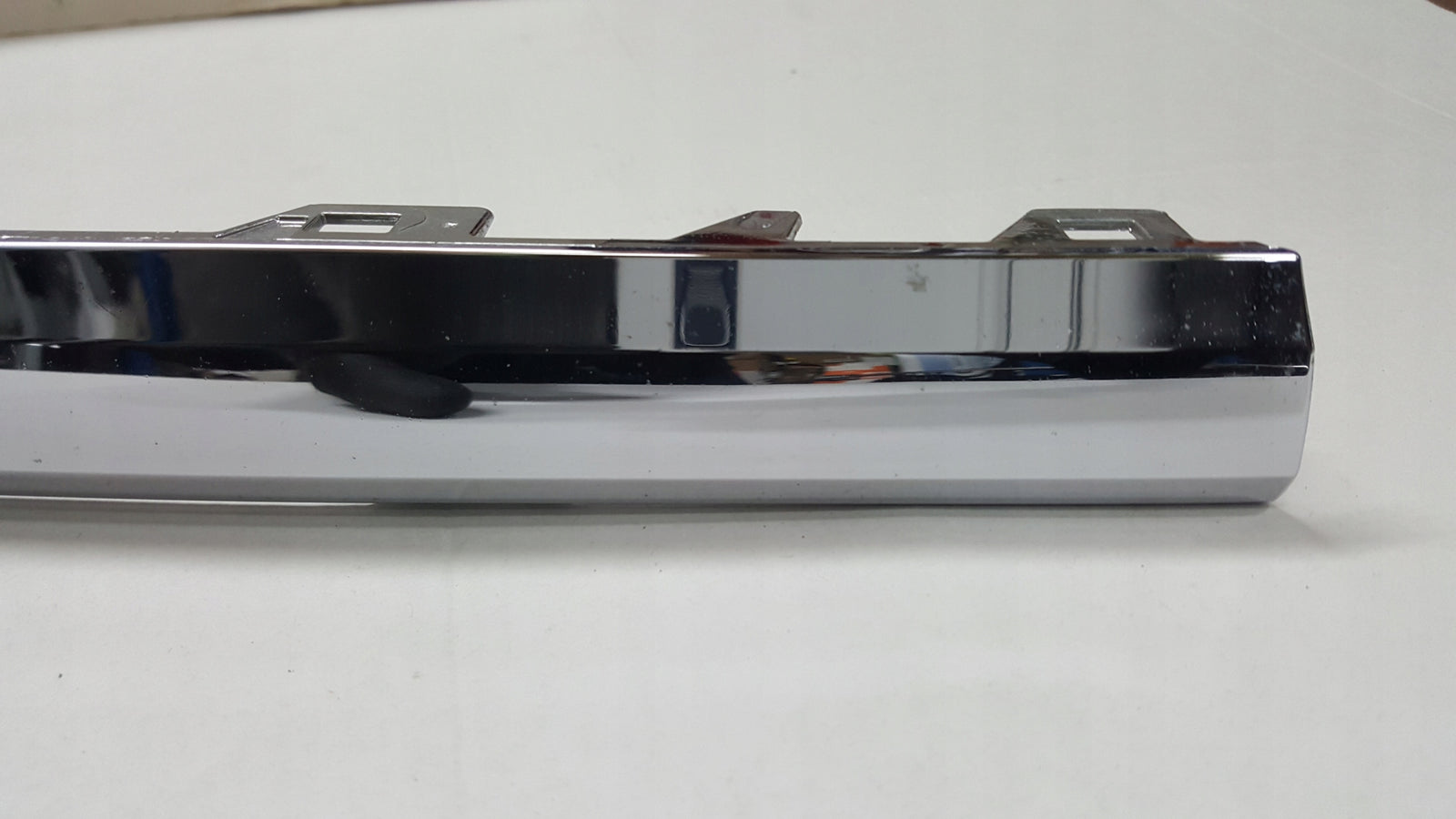Listwa chrom zderzaka przedniego lewa strona VW TOUAREG 7P6853253 demontaż