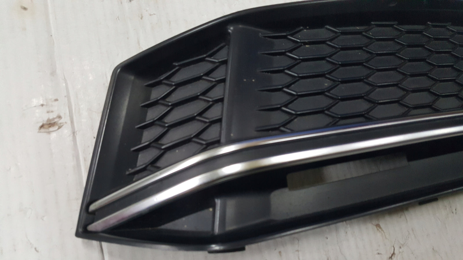 Kratka zderzaka lewy przód AUDI A4 S4 B9 8W0807681K demontaż
