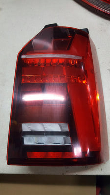 Lampa LED prawy tył VW T6.1 MULTIVAN TRANSPORTER 7LA945208B demontaż