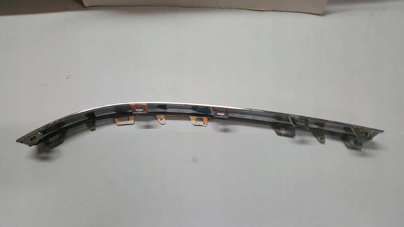 Listwa chrom zderzaka przedniego lewa strona VW TOUAREG 7P6853253 demontaż