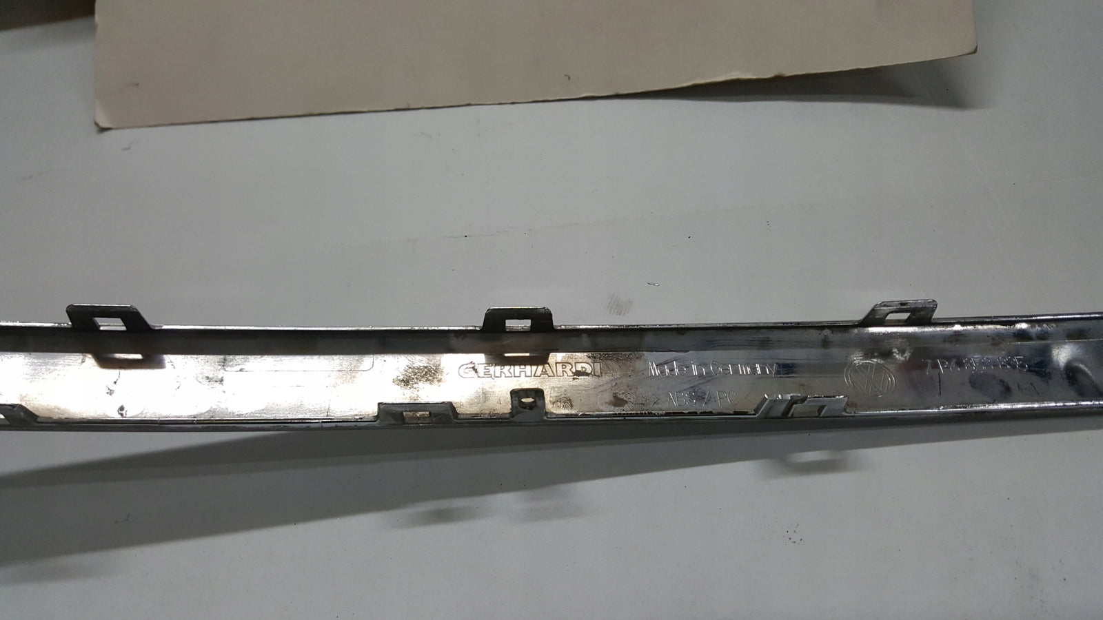 Listwa chrom zderzaka tylnego VW TOUAREG 7P6853835 demontaż