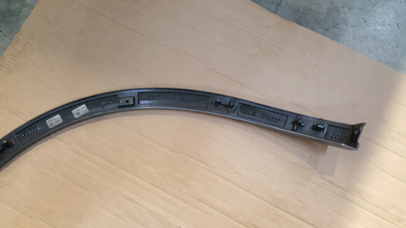 VW TOUAREG III 18R- LISTWA BŁOTNIKA PRAWA TYŁ 760853818C
