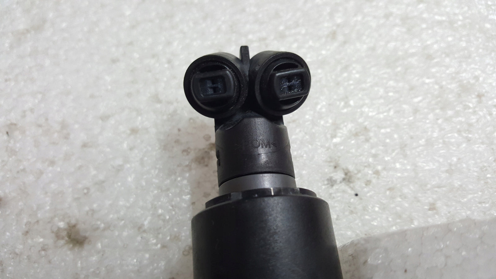 Prawy spryskiwacz reflektora AUDI A4 (B9) 8W0955102A demontaż