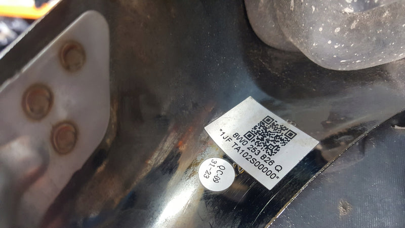 Prawa końcówka wydechu + uchwyt AUDI A4 (B9) 8W0253826Q 8W0807348G demontaż