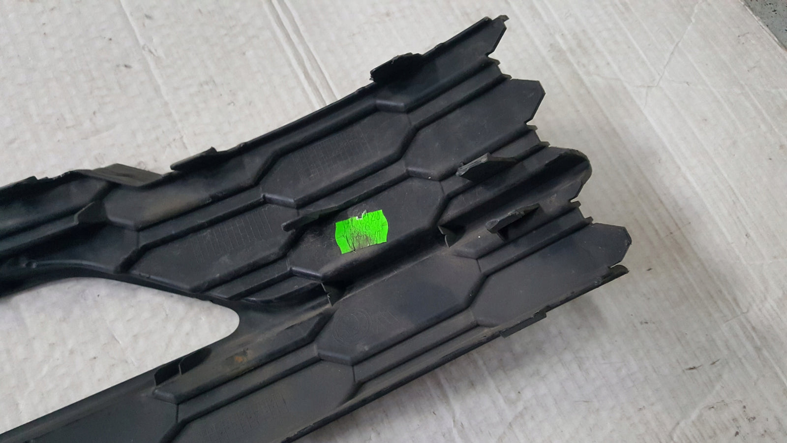 Kratka zderzaka przedniego lewa strona SKODA OCTAVIA IV 5E3807681A