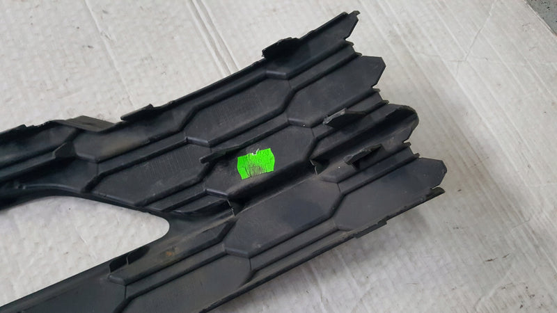 Kratka zderzaka przedniego lewa strona SKODA OCTAVIA IV 5E3807681A