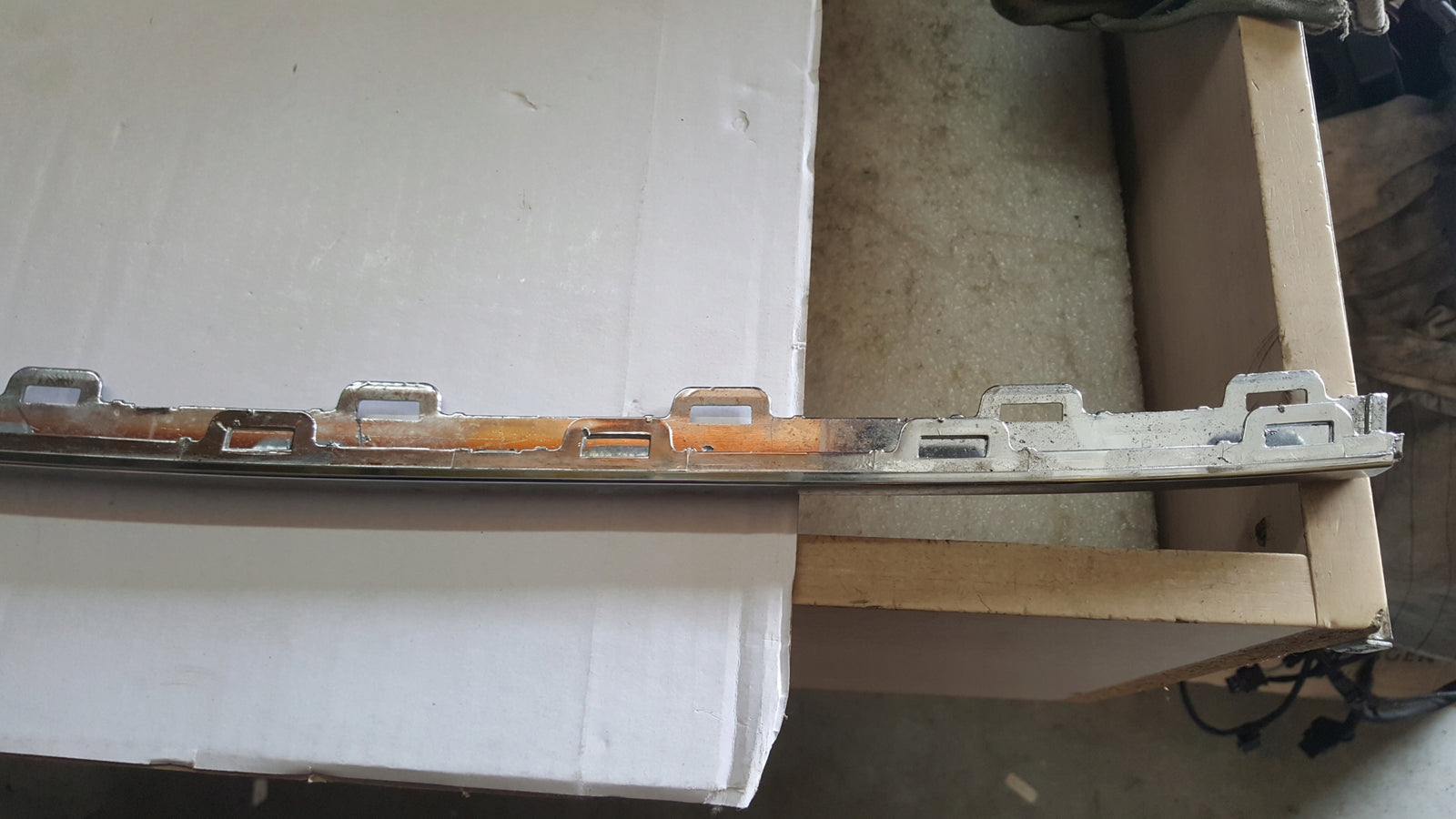 Listwa chrom zderzaka tylnego VW TOURAN 5TA853146 demontaż