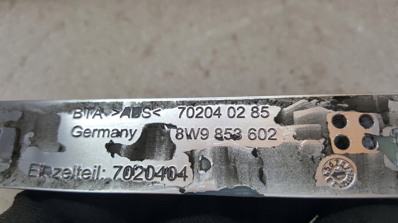 Emblemat ALLROAD na błotnik prawy przód AUDI A4 (B9) ALLLROAD 8W9853602