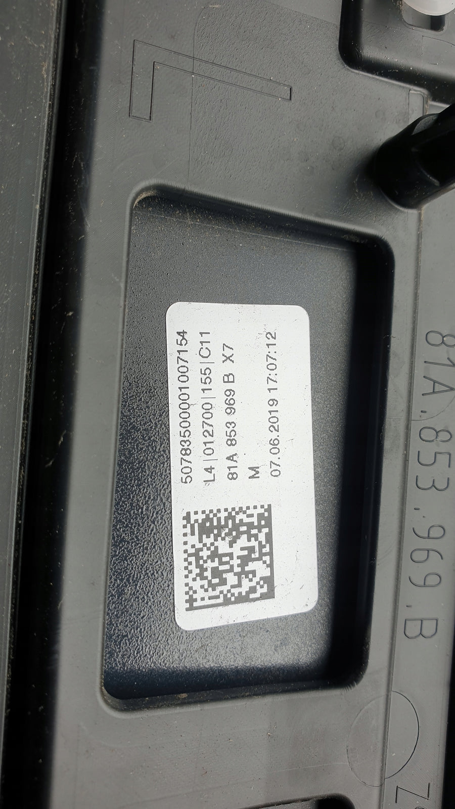 Listwa drzwi lewy tył AUDI Q2 81A853969B