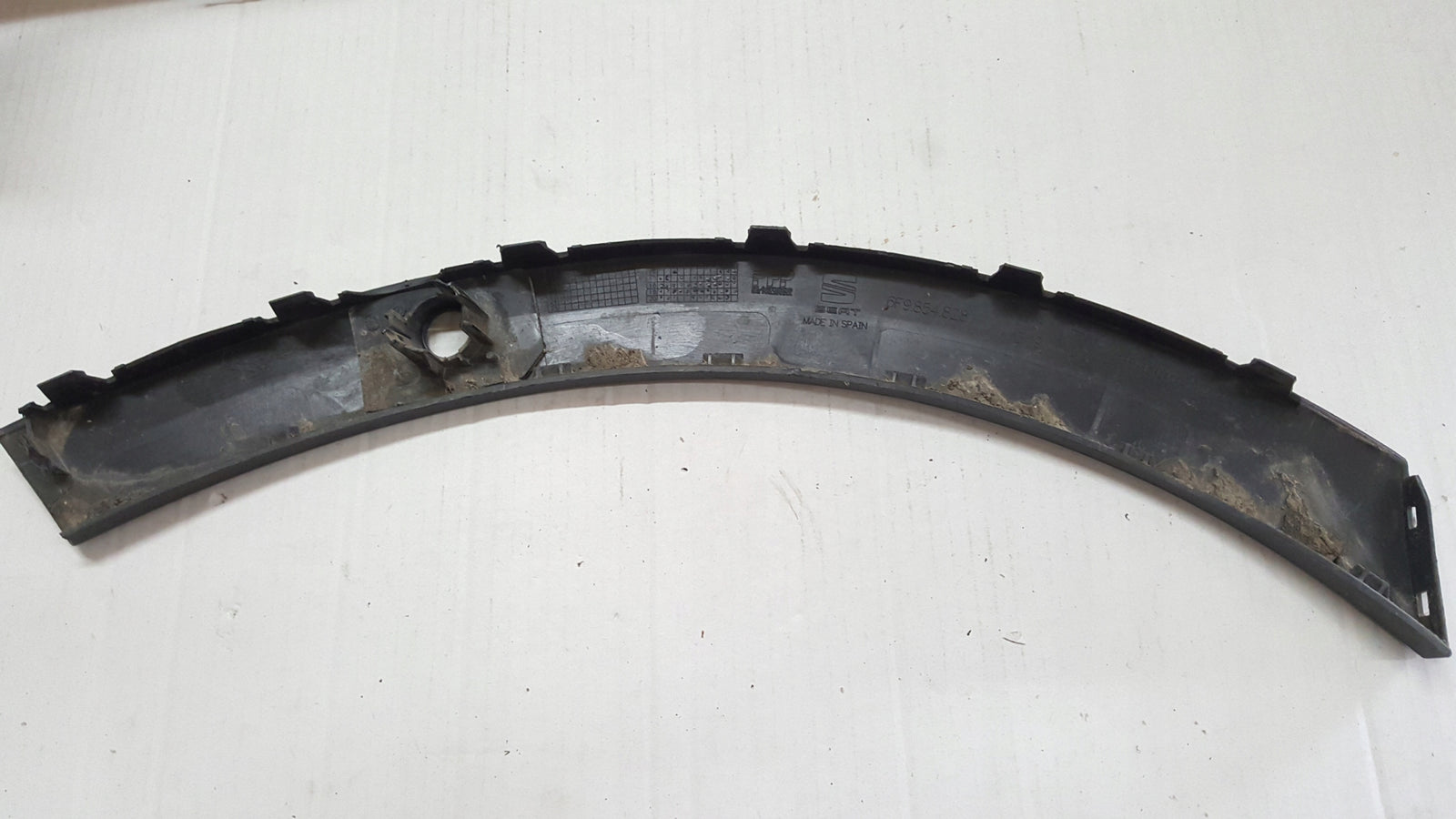 Listwa błotnika prawy przód SEAT ARONA 6F9854828 demontaż